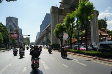 Bangkok, Tayland - 27 Kasım 2024: Yoğun bir yolda trafik sıkışıklığı nedeniyle trafik yavaş ilerliyor. Bangkok 'a tahsis edilmiş boş hızlı otobüs şeridi