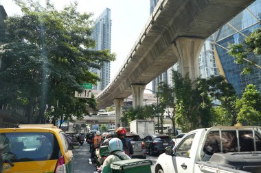 Bangkok, Tayland - 27 Kasım 2024: Sukhumvit Bangkok Trafik Şubesi trafik sıkışıklıklarıyla tanınıyor ve hükümet sorunu hafifletmek için toplu taşımayı genişletiyor