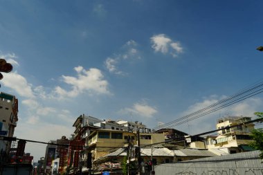 Bangkok, Tayland - 27 Kasım 2024: Beyaz bulut, mavi gökyüzü yoğun şehir yaşamı ve ikametgahı ya da Bangkok yerleşim alanının üzerinde