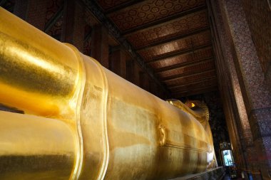 Bangkok, Tayland - 29 Kasım 2024: Wat pho tapınağındaki Buda heykelinin arkası