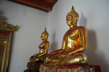 Bangkok, Tayland - 29 Kasım 2024: Wat Pho, Bangkok 'taki Altın Buda heykelleri. Wat Pho Bangkok 'taki en eski ve en büyük tapınaklardan biridir.