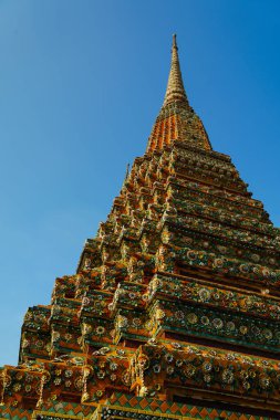 Bangkok, Tayland - 29 Kasım 2024: Phra Maha Chedi Si Rajakarn Wat Pho, Bangkok 'ta yüksek stupa. Wat Pho bir Budist tapınağı kompleksi.