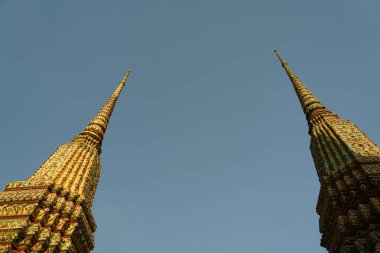 Bangkok, Tayland - 29 Kasım 2024: stupa süslü tapınak yapıları, Budist tapınak kompleksi Wat Pho