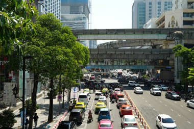 Bangkok, Tayland, 20 Kasım 2024: Bangkok 'un en işlek alanlarından birinde yoğun trafik