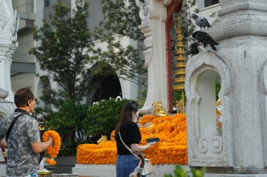 Bangkok, Tayland, 20 Kasım 2024: İnsanlar Orta Dünya 'nın önünde Trimurati ve Ganesha Tapınağı' na dua ediyor