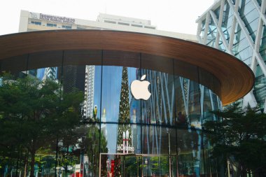 Bangkok, Tayland, 20 Kasım 2024: Central World 'deki Apple mağazası, Büyük Ağaç Topluluğu