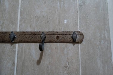 Eski ve kırık paslı elbise askısı ya da duvardaki askılar