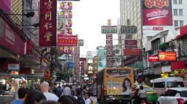 Bangkok, Tayland. 21 Kasım 2024 - Gün ışığında Çin kenti, Neon levhası, gıda tezgahları, turistler ve güzel açık bir öğleden sonra trafiği olan ana cadde