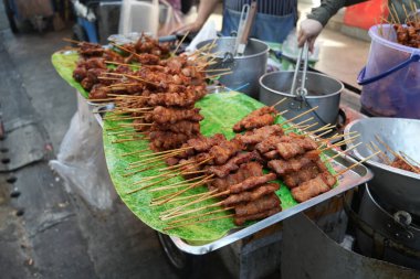 Tavuk şişi, ızgarada sokak yemeği, açık hava kebabı ya da akşam yemeğinde et kebabı. Asya mutfağı, festival kültürü veya yerel gece pazarında geleneksel yakitori pişiren kişi.