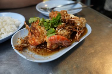 Sarımsaklı karides. Karides kızartması ve sarımsaklı sos Tayland Bangkok 'ta Asya usulü.