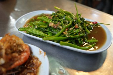 Sotelenmiş su ıspanağı öğle yemeğinde servis edilen hafif ve lezzetli bir yemektir.