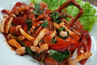 Fındıklı kızarmış karides ve beyaz tabakta tatlı biber. Tayland yemeği baharatlı değil..