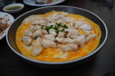 Michelin yıldızlı yengeç omleti, burada pişir.