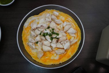 Üstünde yengeç eti olan Tayland usulü omlet. Omlet dekorasyonunda yengeç eti.