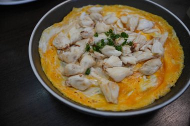 Tayland usulü yengeç omleti, tabakta yumurta sarısı yemek.