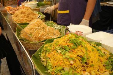 Sarı yumurtalı erişte, Pad Thai gibi çeşitli kızarmış erişteler, Tayland 'daki gece pazarında hızlı ve kolay bir yemek kadar geleneksel muz yapraklarının üzerinde büyük düz erişte.