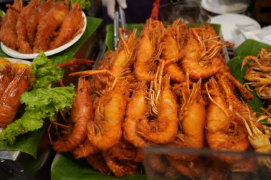 Marketlerde kızarmış karides satılıyor. Yumuşak eti ile bilinen tatlı su lezzeti. Bu yemek nefis bir şekilde çıtır çıtır ve içi de yumuşak, lezzetli bir lezzet sunuyor..