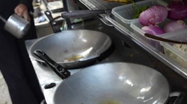 Tavada taze yumurta, taze çiftlik yumurtalarından omlet, kızartma tavasında kızarmış yumurta, sokak yemeklerinde çırpılmış yumurta.