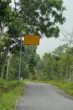 Bir yola karşı sarı arkaplanı olan uyarı levhasını taklit et