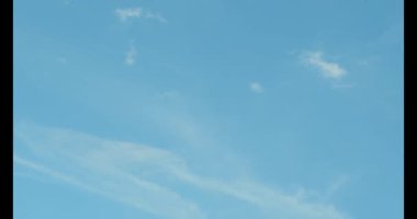Yavaş hareket eden zaman dilimi beyaz bulutlar. Birkaç katman bulutlu mavi gökyüzü. Yazın mavi gökyüzünde beyaz bulutun görüntüleri