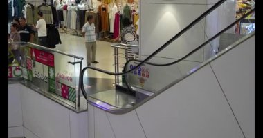 Yürüyen merdiveni kullanarak alışveriş merkezine giderken görüntüler.