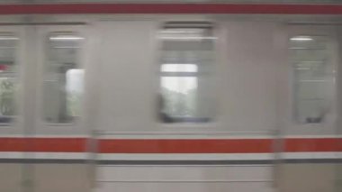 Yüksek hızla geçen bir banliyö treninin yan görüntüsü. hareket ederek ilerlemek