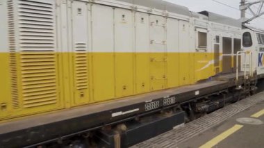 Jakarta, INDONESIA - 11 Ocak 2025: Gambir İstasyonu 'ndaki Endonezya Demiryollarına ait bir tren