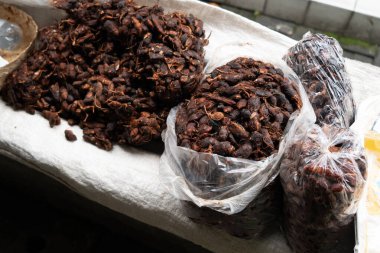 Olgun demirhindi, geleneksel pazarda satılan bir yığın kahverengi demirhindi.
