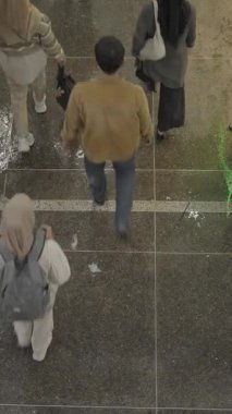 Yogyakarta, Endonezya - 27 Nisan 2025: Uzun tatil sezonu boyunca Malioboro caddesi kalabalığı. Birçok tüccar ve turist yağmur mevsiminden sonra yürüyor