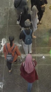 Yogyakarta, Endonezya - 27 Nisan 2025: Uzun tatil sezonu boyunca Malioboro caddesi kalabalığı. Birçok tüccar ve turist yağmur mevsiminden sonra yürüyor