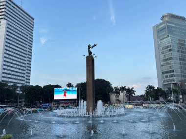 Jakarta, Endonezya - 22 Nisan 2025: Selamat Datang Anıtı ayrıca Monumen Bundaran HI veya Hotel Endonezya 'nın yuvarlak kavşağı olarak da bilinir