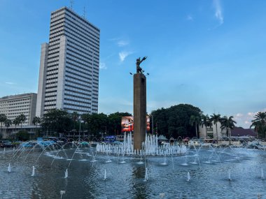 Jakarta, Endonezya - 22 Nisan 2025: Selamat Datang Anıtı veya Welcome Monumen Bundaran HI veya Monumen Bunderan HI Jakarta 'ya giriş kapısı..