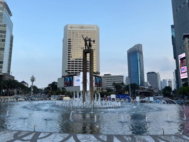Jakarta, Endonezya - 22 Nisan 2025: Anıt, Selamat Datang Anıtı, Bundaran HI Anıtı, Bundaran HI kavşağıyla çevrili, Merkez Jakarta