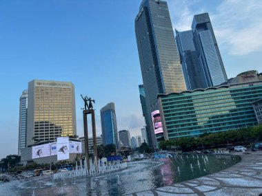 Jakarta, Endonezya - 22 Nisan 2025: Selamat Datang Anıtı ayrıca Bundaran HI Anıtı veya Bundaran HI Anıtı olarak da bilinir.