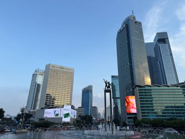 Jakarta, Endonezya - 22 Nisan 2025: Cakarta 'daki Bundaran HI bölgesi. Bundaran HI, Jakarta 'nın tarihi simgelerinden biridir..
