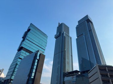 Jakarta, Endonezya - 22 Nisan 2025: Jakarta 'daki gökdelenlerin manzarası. imza kulesi, jakarta 'nın en yüksek binası, mavi gökyüzü ve hızlı Asya şehrinin ekonomik büyümesi ile güzel şehir manzarası