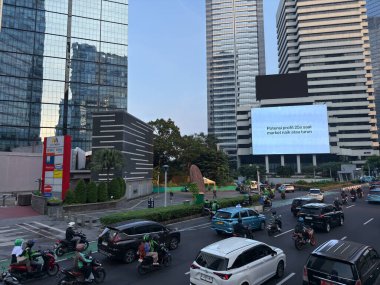 Jakarta, Endonezya - 22 Nisan 2025: Sudirman iş bölgesinde trafik sıkıştı, yoğun trafik saatleri