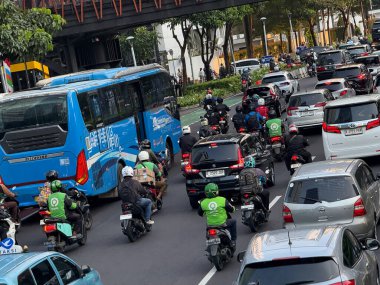 Jakarta, Endonezya - 22 Nisan 2025: Öğleden sonra Sudirman Caddesi 'nde trafik sıkışıklığı. Metropolitan karmaşası doruk noktasında..