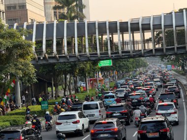 Jakarta, Endonezya - 22 Nisan 2025: Sudirman iş bölgesinde trafik sıkıştı, yoğun trafik saatleri