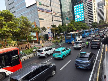 Jakarta, Endonezya - 22 Nisan 2025: Sudirman iş bölgesinde trafik sıkıştı, yoğun trafik saatleri
