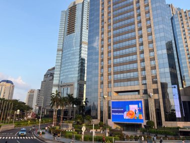 Jakarta, Endonezya - 22 Nisan 2025: Jalan Sudirman Ofis Binası, Merkez Jakarta. Mandiri Binası veya Kule. Endonezya Borsası. SCBD.