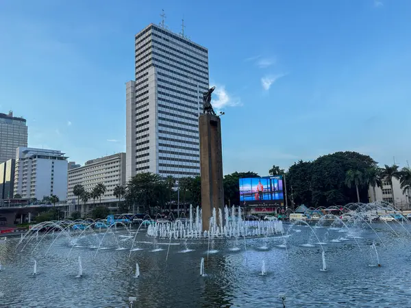 Jakarta, Endonezya - 22 Nisan 2025: Bundaran HI veya Hotel Endonezya 'daki Selamat Datang veya Welcome Monument, Jakarta' nın giriş kapısı