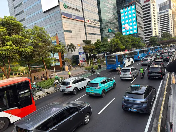 Jakarta, Endonezya - 22 Nisan 2025: Sudirman iş bölgesinde trafik sıkıştı, yoğun trafik saatleri