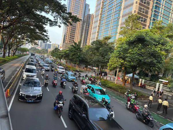 Jakarta, Endonezya - 22 Nisan 2025: Sudirman iş bölgesinde trafik sıkıştı, yoğun trafik saatleri