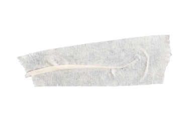 Tek aşınmış Maskeli Teyp parçası poster tasarımı ve grunge projesi için siyah arkaplanda izole edildi