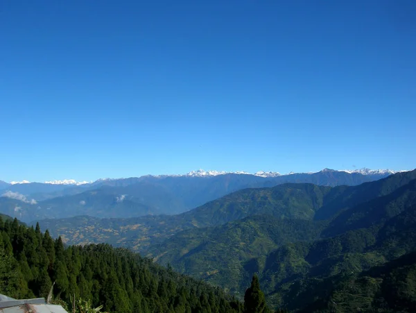 从北孟加拉邦Kalimpong的Reshap可以看到 不丹和印度山脉的全景看起来很迷人 这是这个地区最受欢迎的旅游胜地 — 图库照片