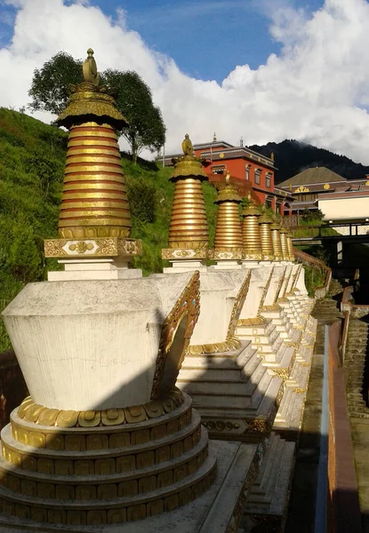 Variedad Estupas Budistas Construidas Las Instalaciones Del Monasterio Fascinante Lava — Foto de Stock