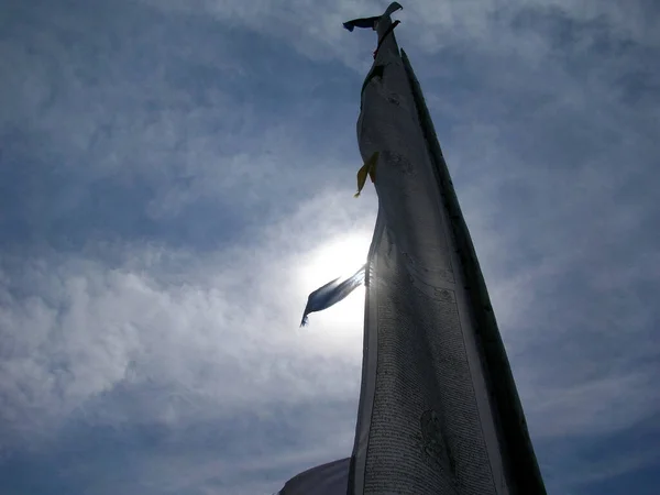 正午の太陽を背景に旗がなびく祈りの旗は 北シキム州の12000フィートの高さに位置するYumthang Valleyで魅惑的に見えます シッキム州は仏教国家として知られており 祈りの旗や仏塔が一般的に見られます — ストック写真