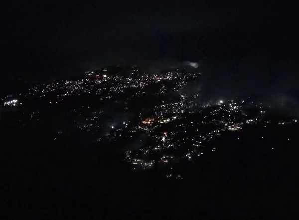 Панорамный Ночной Вид Город Покрытый Туманом Туманом Видно Ранки Напротив — стоковое фото