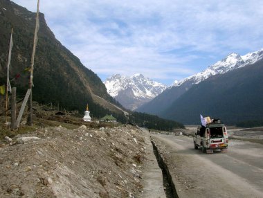 Yumthang Vadisi 'nden geçen bir turist aracı 12500 feet yükseklikte Kuzey Sikkim' de büyüleyici görünüyor. Burası Sikkim 'in en popüler turistik mekanı..